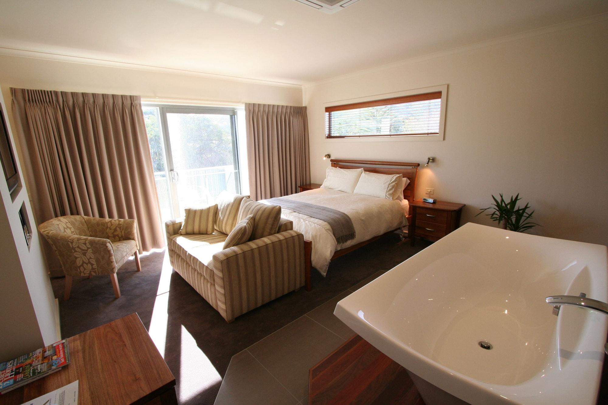 Captain's At The Bay 4*