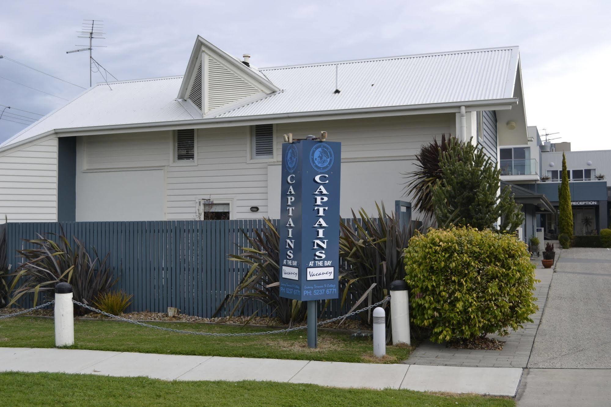 Hotel Captain's At The Bay 4*